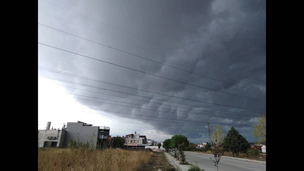 Αττική: Οι εντυπωσιακές εικόνες του «shelf cloud» στον αττικό ουρανό